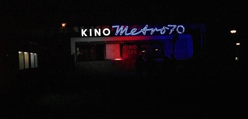 Výročí založení našeho státu uctilo i prostějovské Kino Metro 70, které se přesně v 17.11 hodin rozzářilo barvami trikolory. 17.11. 2020