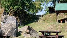 Občanské sdružení Na skale pečuje o lokalitu stejného jména nedaleko obce Vranovice-Kelčice. Z neudržovaného prostoru díky nim vzniklo místo, kam rádi chodí odpočívat malí i velcí.