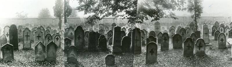 Panorama hřbitova v pohledu směrem k dnešní škole je vytvořené z fotografií, které byly pořízeny před vytrháním náhrobků asi v roce 1943