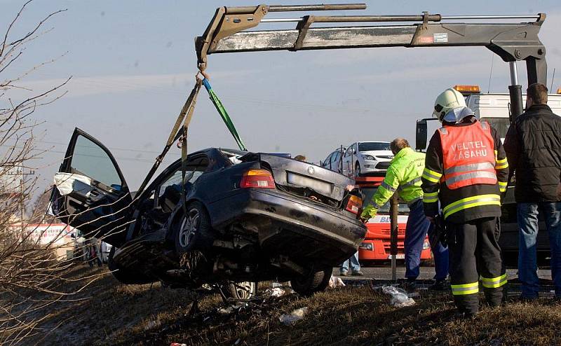 Odstraňování vraků po tragické nehodě na R46 v Prostějově, při které zemřelo šest lidí