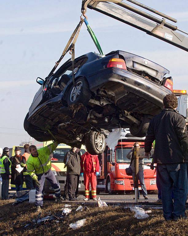 Odstraňování vraků po tragické nehodě na R46 v Prostějově, při které zemřelo šest lidí