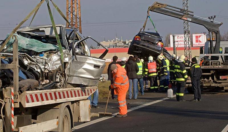 Odstraňování vraků po tragické nehodě na R46 v Prostějově, při které zemřelo šest lidí