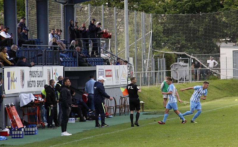 Fotbalisté Prostějova (v modro-bílém) porazili Vítkovice 4:1.