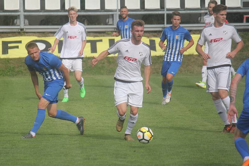 Fotbalisté Prostějova (v modrém) oslavili postup do druhé ligy výhrou 4:2 nad HFK Olomouc.