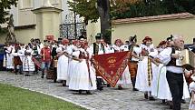 Krojovaným průvodem zahájili Hanáci z folklórního souboru Kosíř oslavy svých čtyřicátin i kostelecké hody. 27. srpna