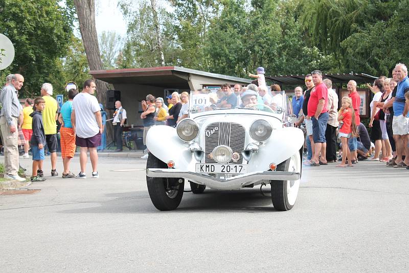 Přehlídka historických motorových vozidel v rámci soutěžní přehlídky Rallye na pohodu - z lázní do lázní. 18.8. 2019