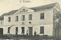 Malá obec na Prostějovsku chystá výstavu historických fotek a obrací se na širokou veřejnost s žádostí o pomoc. Na snímku starý hostinec z roku 1910.