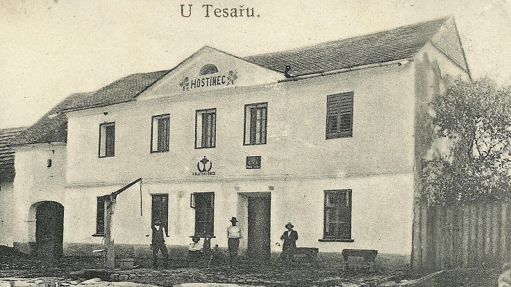 Malá obec na Prostějovsku chystá výstavu historických fotek a obrací se na širokou veřejnost s žádostí o pomoc. Na snímku starý hostinec z roku 1910.