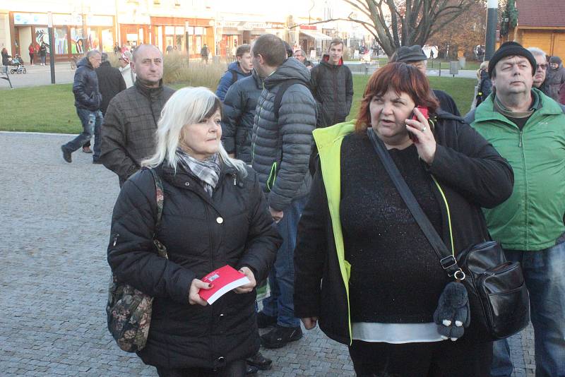 Prostějovské náměstí navštívil předseda ANO Andrej Babiš. Zájem o něj byl veliký.