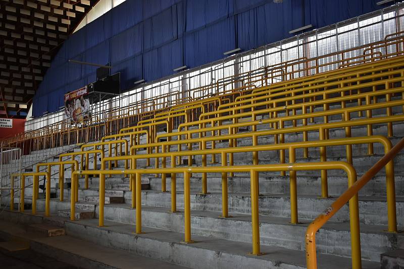 Prostějovský zimní stadion obklopuje lešení a chybí v něm legendární sedačky. 2.5. 2022