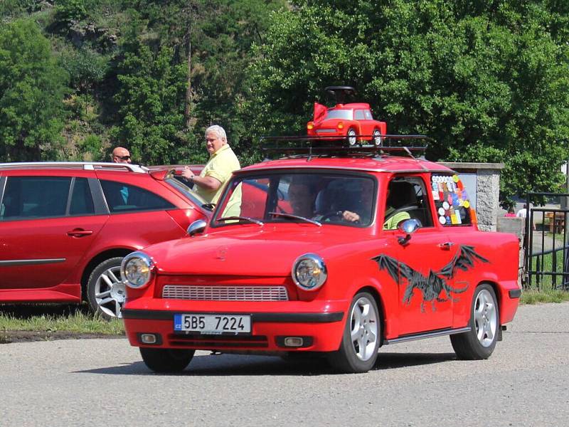 Sraz trabantů a wartburgů v plumlovském kempu Žralok