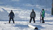 Na svahu v Kladkách o víkendu řádily děti na sáňkách i bobech, nechyběli ani snowboardisté. Vlek zde zpustí ve středu