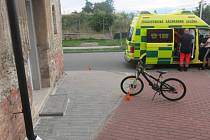 Devítiletý chlapec na kole vjel do cesty staršímu cyklistovi. Po srážce skončili oba v nemocnici. 23.9. 2023
