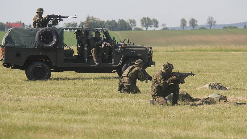 Dětský den s armádou na prostějovském letišti