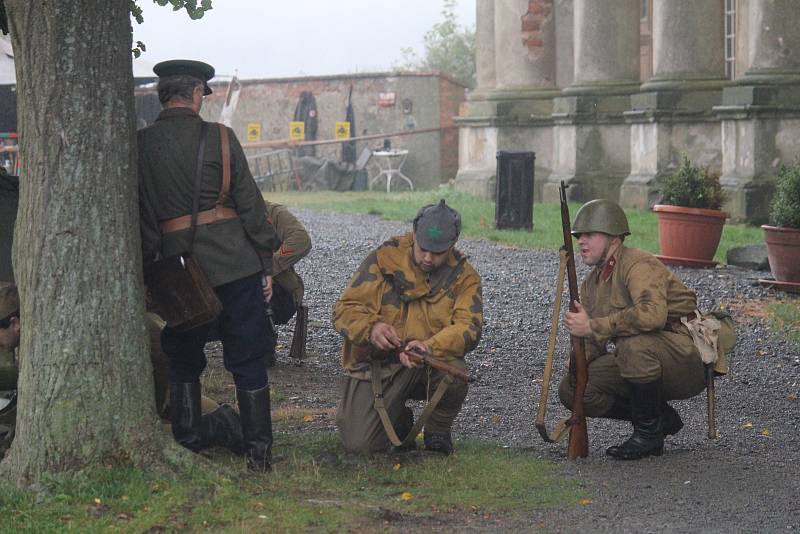 Klub vojenské historie Dukla se svými kolegy vojenskými nadšenci uspořádali šesté Dobytí Plumlova. A bylo na co se koukat.