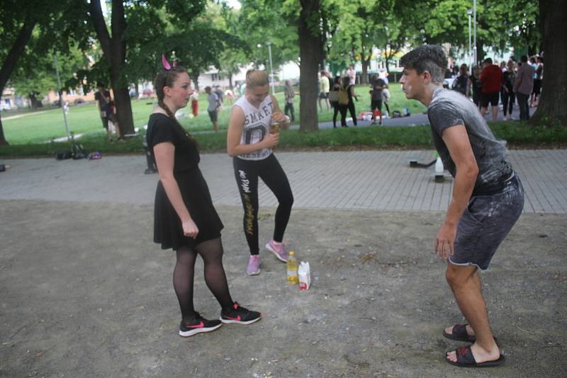 Prostějovští studenti připravili na náměstí Spojenců pro kolemjdoucí překvapení: pasování svých mladších spolužáků na čtvrťáky.