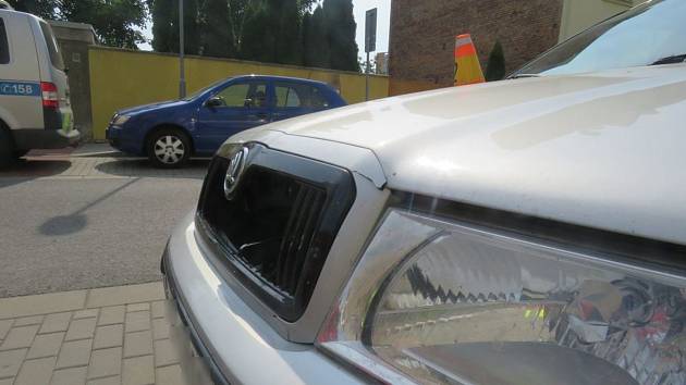 U Fiesty v Prostějově se střetla dvě auta, policie hledá svědky.