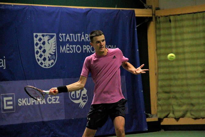 Jakub Menšík (ve fialovém) vs. Pavel Nejedlý. Tenisová extraliga 2022 v Prostějově.