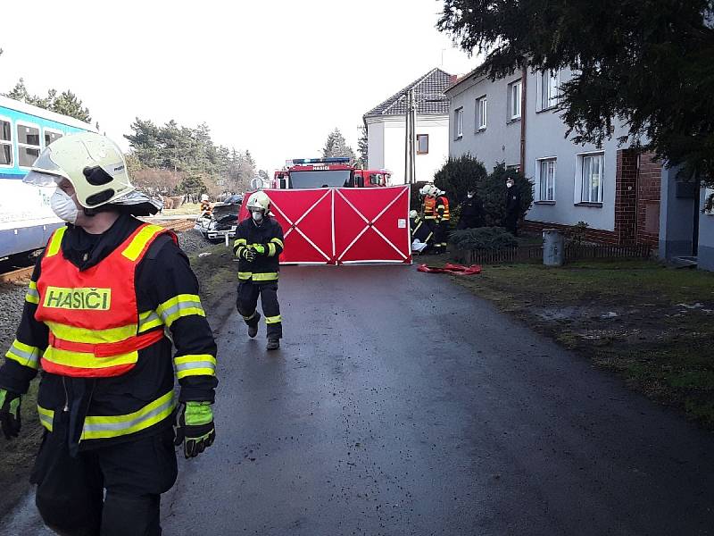 Nehoda vlaku s osobním autem v Kostelci na Hané - 25. 12. 2021