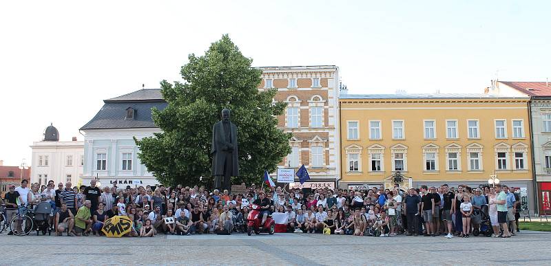 Demonstrace proti Andreji Babišovi na náměstí T. G. Masaryka v Prostějově - 11. 6. 2019