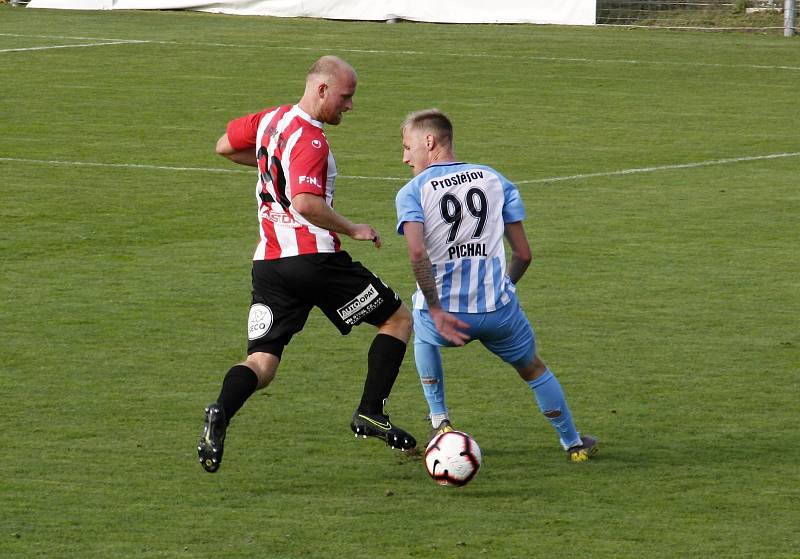 Fotbalisté Prostějova (v bílo-modrém) porazili Žižkov 2:1.