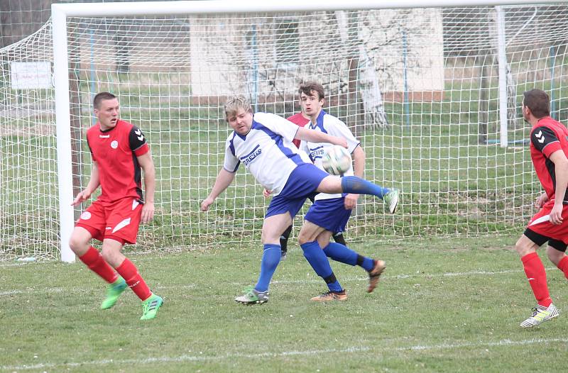 Šlágr III. třídy mezi Plumlovem (bílí) a Kostelcem na Hané musely rozhodnout penalty.