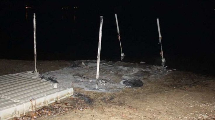 Nepovolený ohňostroj zničil plastové molo na břehu Plumlovské přehrady
