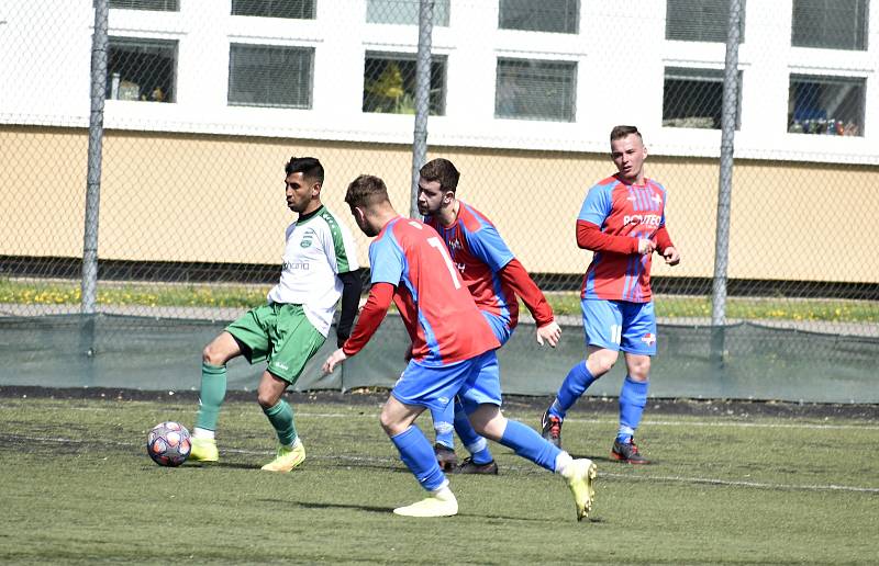 V utkání I.B třídy, skupiny B, dosáhli hladkého vítězství fotbalisté Hané (bílozelení), kteří nasázeli Smržicím čtyři branky. 17. 4. 2022