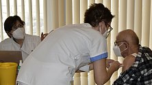 Pilotní očkování seniorů 80+ mobilním očkovacím týmem v Konici. 23.2. 2021