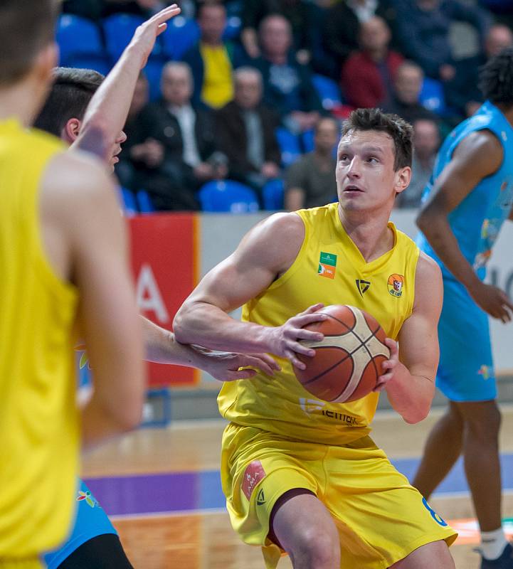 BK Opava (ve žlutém) - BK Olomoucko 72:64