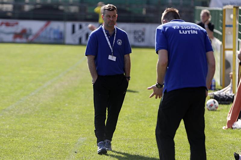 Fotbalisté béčka Holice prohráli utkání s Lutínem (v modrém) 0:1Lubomír Keluc, trenér Lutína