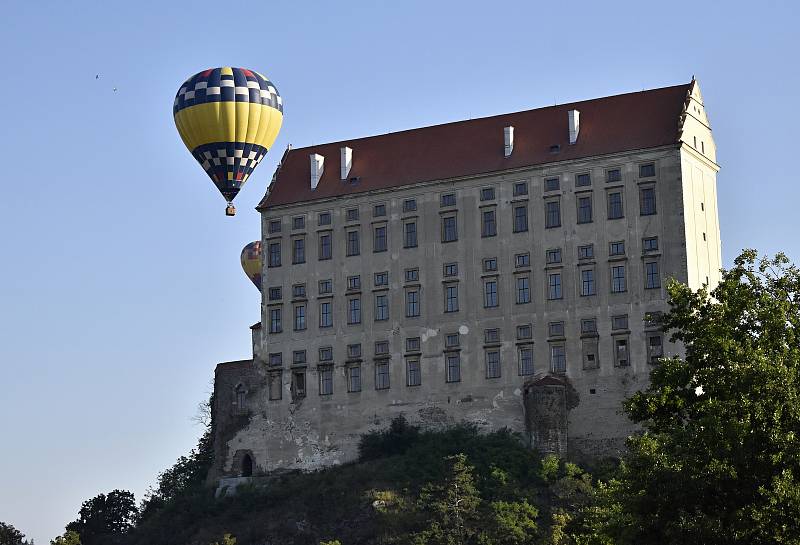 Přelety horkovzdušných balónů nad plumlovským zámkem jsou atraktivní podívanou.