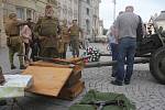 Náměstí T. G. Masaryka v Prostějově, rok 2018. Opět se centrem města ženou vojáci Rudé armády, tentokrát ovšem připomínají konec II. světové války.