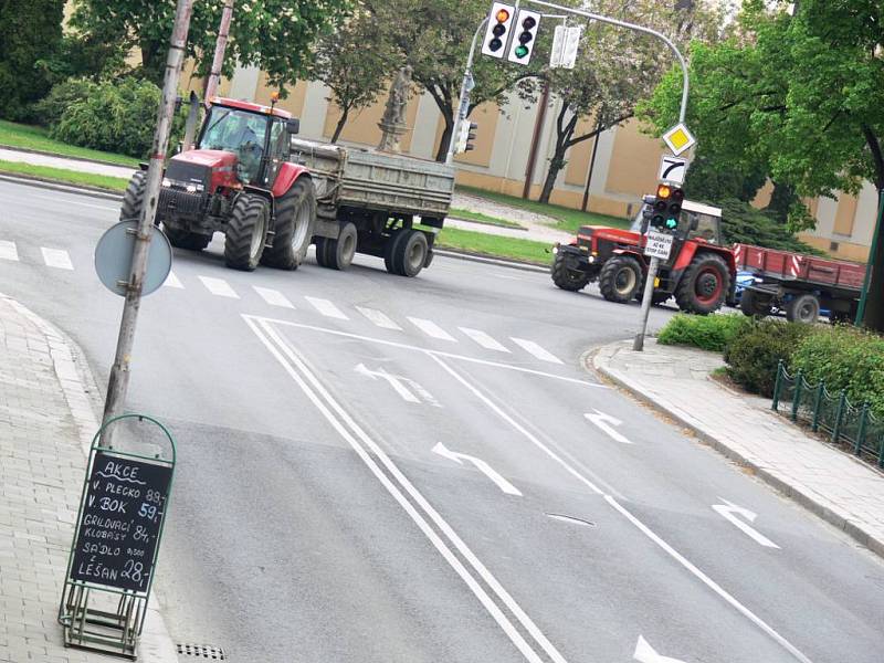 Protestní akce zemědělců na městském okruhu v Prostějově