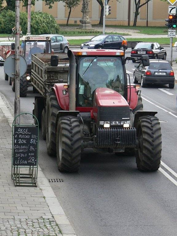 Protestní akce zemědělců na městském okruhu v Prostějově