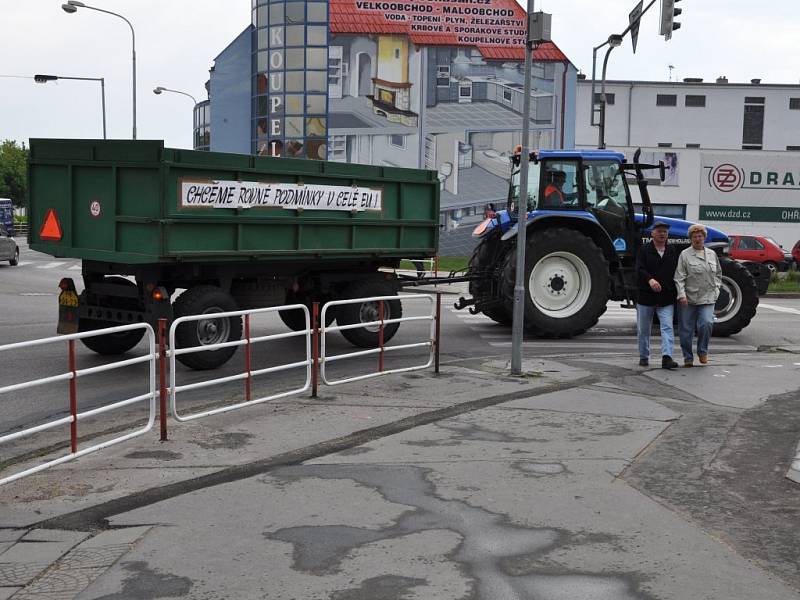 Protestní akce zemědělců na městském okruhu v Prostějově