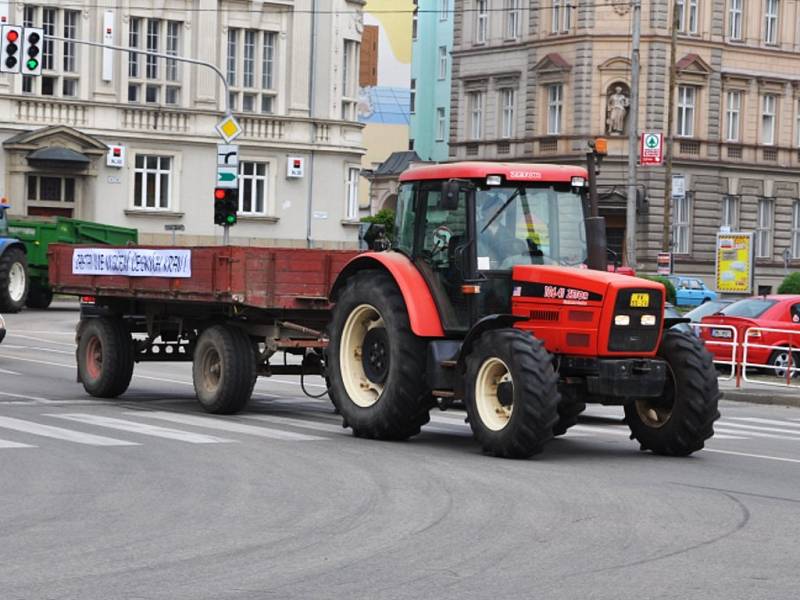 Protestní akce zemědělců na městském okruhu v Prostějově