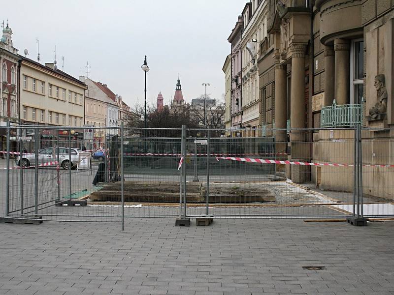 Na náměstí se přes zimu dělat nebude. Dláždění zatím zůstane, takové, jako v půlce ledna. Tedy nedodělané. 