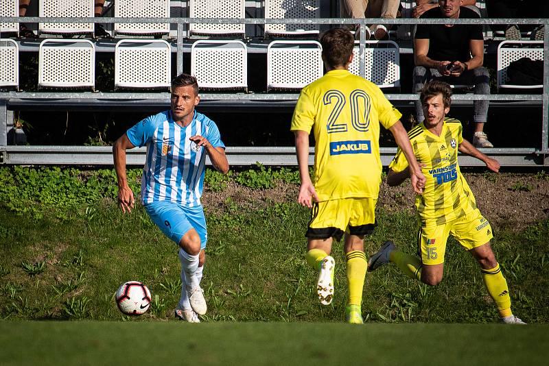 Fotbalisté Prostějova (v bílo-modrém) porazili Varnsdorf 3:2.