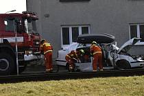Osobní vlak smetl na nechráněném přejezdu v Kostelci na Hané osobní automobil se čtyřmi lidmi. 25.2. 2021