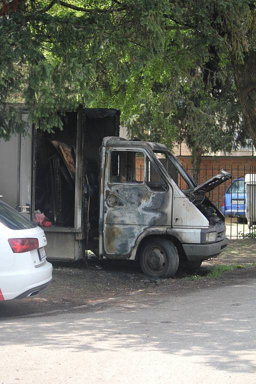 LOVCI FOTEK: Ohořelý náklaďák v Partyzánské ulici v Prostějově