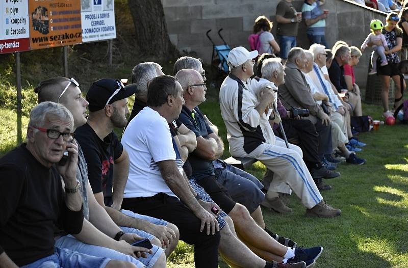 Fotbalové derby I.A třídy mezi Čechovicemi (v modrém) a Kostelcem na Hané. 20.9. 2020