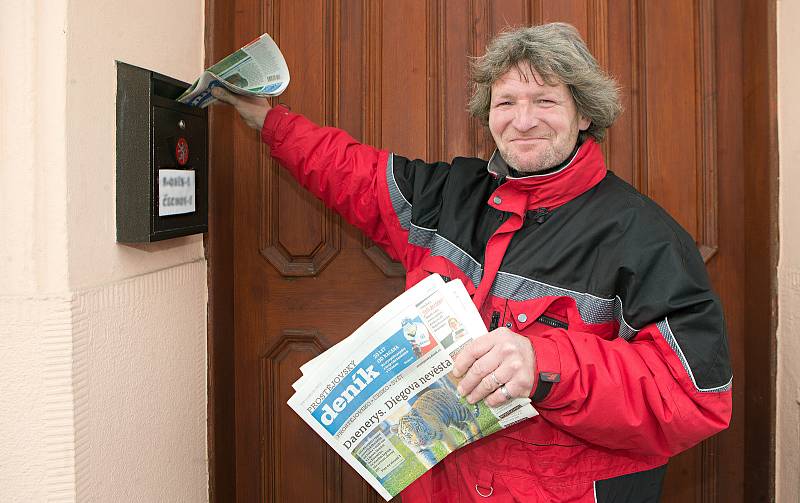 Radek, muž bez domova,  pomáhá s distribucí Deníku