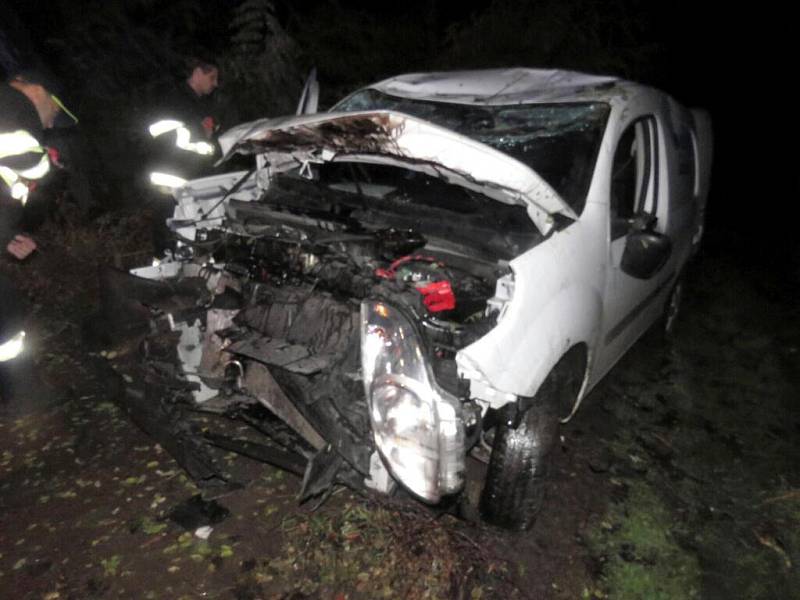 Mladík poslal auto na střechu. Vyvázl bez zranění, vůz takové štěstí neměl.