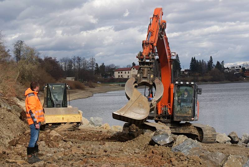 Výstavba cyklostezky podél severního břehu plumlovské přehrady - 18. února 2020 - - bagr buduje čtyři metry vysoký násyp