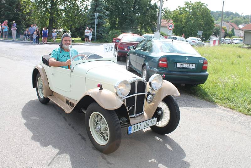 Přehlídka historických motorových vozidel v rámci soutěžní přehlídky Rallye na pohodu - z lázní do lázní. 18.8. 2019