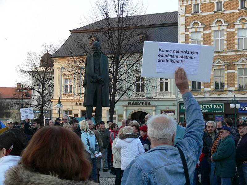 Demonstrace proti vládě před prostějovskou radnicí