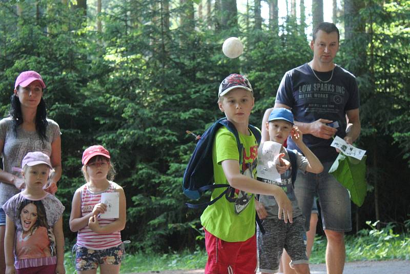 Děti v lese nedaleko Dzbelu čekala řada aktivit i pohádkových bytostí.