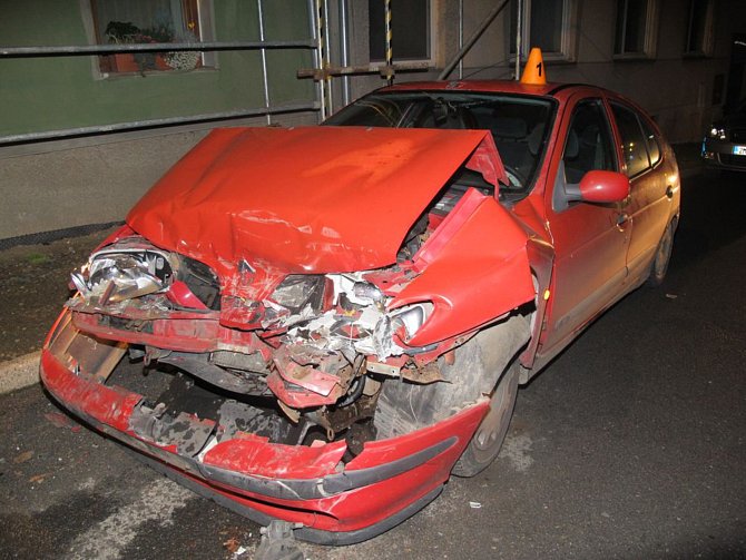 Opilý mladík nezvládl řízení a napálil v Konici do stojícího BMW