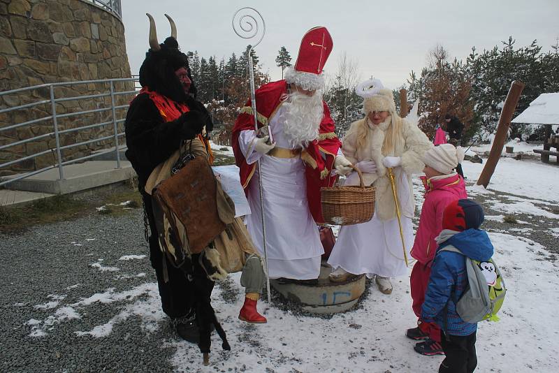 Turisté ze Smržic zorganizovali pro děti mikulášskou nadílku na Velkém Kosíři.